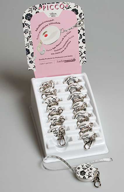 (1) HOECHSTMASS DISPLAY ROLLMASSBAND MIT KARABINER LÄNGE 150 CM BREITE 8MM, SKALA CM UND INCH, 14 STÜCK DIVERSE MUSTER WEISS / SCHWARZ HOECHSTMASS DISPLAY ROLLMASSBAND MIT KARABINER LÄNGE 150 CM BREITE 8MM, SKALA CM UND INCH, 14 STÜCK DIVERSE MUSTER WEISS / SCHWARZ